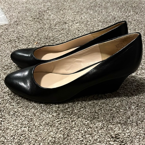Nine West sz 8.5m black 2.5 inch wedge heels. Smoke/pet free - Picture 4 of 6